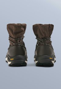 Bocanci de drumeție maro închis cu partea superioară texturată și impermeabilă, guler elastic și talpă Vibram. Vedere din spate care evidențiază detalii ale șireturilor și cusăturilor.