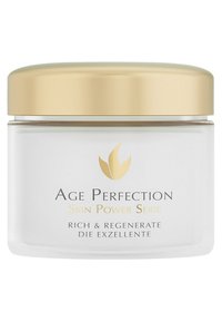 Weißes Glasgefäß mit einem goldenen Deckel, das ein Etikett "Age Perfection Skin Power Serie" in dunkel- und hellgrauem Text trägt. Einfaches Design, elegante Erscheinung.