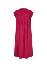 Fuchsia utanärmad klänning med rundad halsringning, samlad bakväv och en lös, flödande design som når till midkalv.