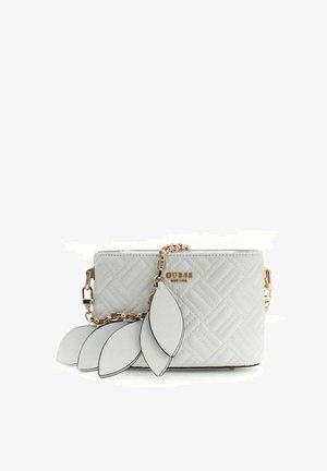 Borsa a tracolla bianca trapuntata con tracolla a catena dorata e charm in pelle bianca a forma di foglia, logo Guess in evidenza sul fronte.
