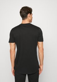 Ellesse VEZUVI 3 PACK - Apakškrekls - khaki/black/orange