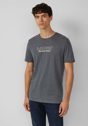 Grijze katoenen t-shirt met een ronde hals. Kenmerkt zich door het "S.Oliver Elevated Casual" logo in het wit op de borst. Korte mouwen, zachte stof.