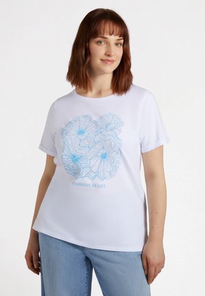 Weißes T-Shirt mit kurzen Ärmeln, das ein blaues Blumenmuster-Design zeigt und den Text "MODE IST KUNST" darunter. Aus weichem Stoff gefertigt.