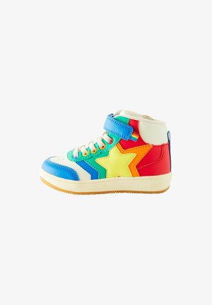 Des chaussures montantes avec un design multicolore présentant des empiècements en cuir bleu, vert, rouge, jaune et orange. Lacets blancs et une sangle en velcro.