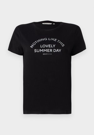 T-shirt de algodão preta com mangas curtas, gola redonda, e texto impresso em branco: "NADA COMO ESTE LINDO DIA DE VERÃO" disposto em uma forma curva.