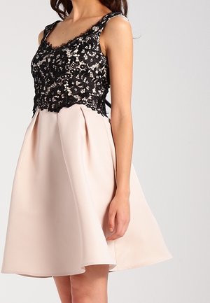 Corsage en dentelle noire avec motif floral, design sans manches, et une jupe plissée rose. Texture lisse et taille ajustée.