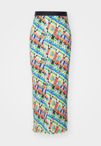 Falda multicolor de longitud media con un patrón geométrico que presenta tonos rojos, azules, verdes y negros; textura suave; cinturilla elástica negra.