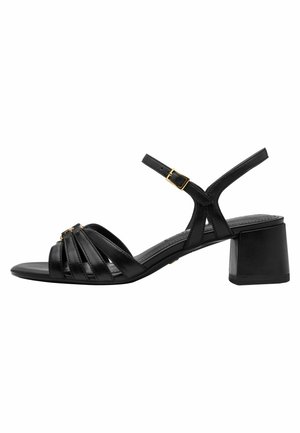 Czarna skórzana sandałka z obcasem typu blok, otwartym noskiem, regulowanym paskiem oraz krzyżowym zdobieniem na przodzie z złotym akcentem.