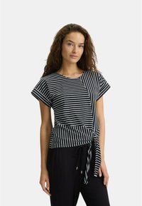 Top a maniche corte a righe bianche e nere con un dettaglio di nodo in vita, caratterizzato da una vestibilità comoda e una morbida texture del tessuto.