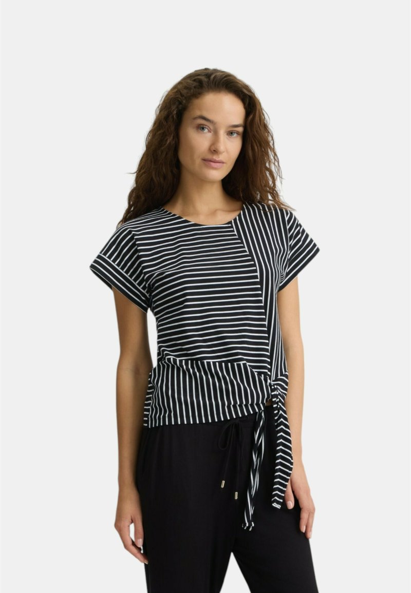 Top a maniche corte a righe bianche e nere con un dettaglio di nodo in vita, caratterizzato da una vestibilità comoda e una morbida texture del tessuto.