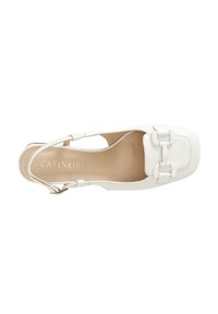 Chaussure slingback en cuir blanc avec un bout carré, détail de boucle décorative blanche, finition lisse et un léger talon. Logo de la marque embossé à l'intérieur.