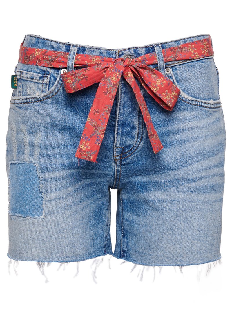 Denim-Shorts, hellblauer Waschung, mit fransigem Saum. Mit einem roten Blumenstoffgürtel und einem gestickten Patch am linken Oberschenkel.
