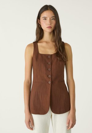 Gilet sans manches marron avec un décolleté carré et une fermeture à cinq boutons. Présente un tissu texturé et deux poches avant, coupe ajustée.