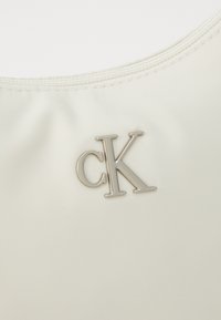 Calvin Klein Jeans SLEEK SHOULDERBAG - Kézitáska - tofu