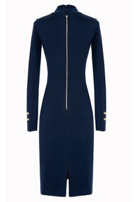 Granatowa sukienka z długim rękawem, z wysokim kołnierzem, tylnym zamkiem, złotymi guzikami na rękawach oraz rozcięciem z tyłu dla swobody ruchów.