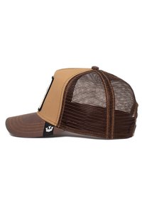 Braune und beige Trucker-Kappe mit Netzrücken, gebogenem Schild und kontrastierenden Nähten; verfügt über einen Logopatch an der Seite.