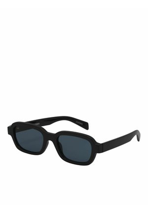 Gafas de sol negras rectangulares con lentes oscurecidas y montura gruesa, mostradas desde una vista lateral ligeramente inclinada.