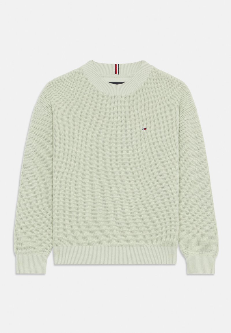 Hellesgrünes Strickpullover mit Rundhalskragen, gerippten Bündchen und Saum. Mit einem kleinen Logo-Tag in Rot, Weiß und Blau.