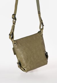 Borsa a tracolla in pelle verde oliva con tracolla regolabile, chiusura zip e dettagli in metallo. Texture liscia con eleganti venature.