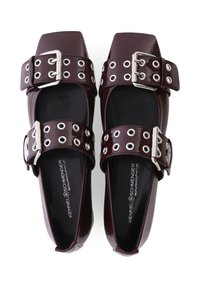 Burgunderfarbene Lackleder-Schuhe mit quadratischer Zehenform, doppelten Schnallenriemen und metallischen Ösen. Glatte Oberfläche mit einem offenen Seiten-Design.