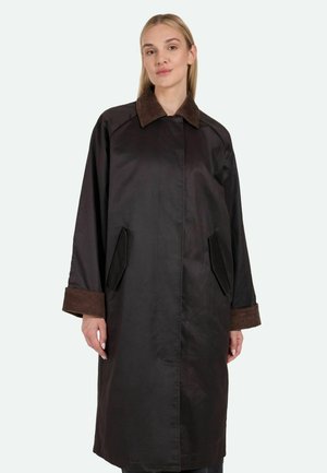Brun nyloncoat med et kordfløjskrave og mansjetter, der har sidelommer og en løs pasform. Glat tekstur med minimal detaljering.