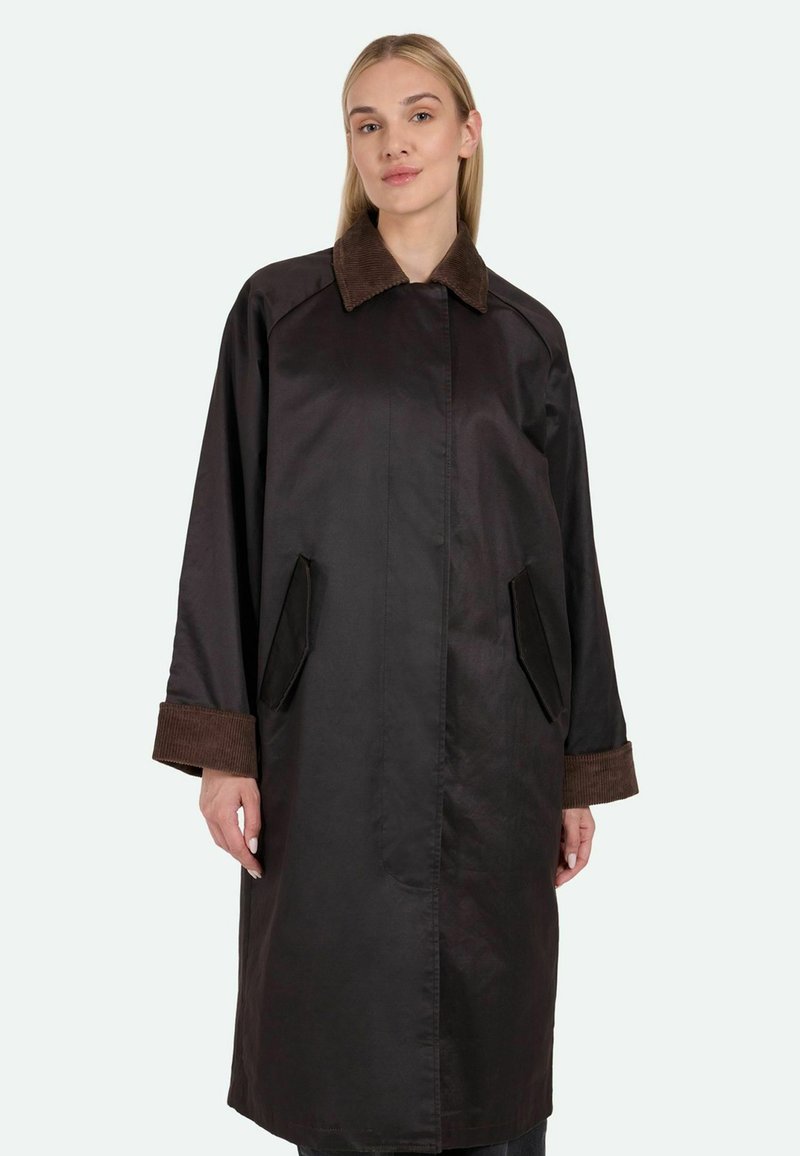 Brun nyloncoat med et kordfløjskrave og mansjetter, der har sidelommer og en løs pasform. Glat tekstur med minimal detaljering.