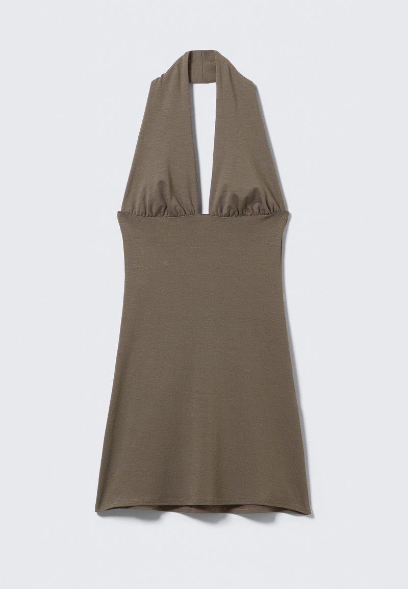 Robe à dos nu vert olive, en tissu lisse. Corsage ajusté avec des détails froncés au niveau de l'encolure et ourlet évasé.