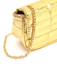 Clutch bag metallica dorata con design trapuntato, dotata di una tracolla in metallo e di una forma strutturata. La superficie ha una texture lucida.