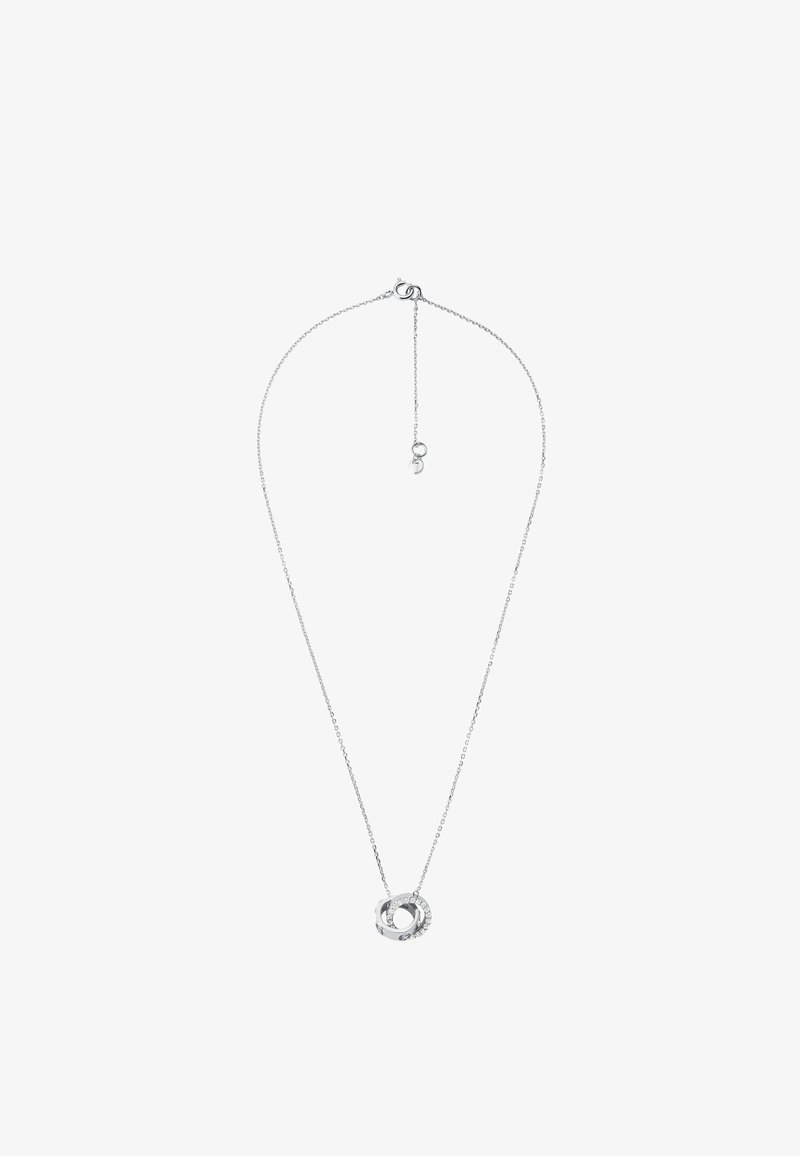 Delicado collar de cadena de plata con dos colgantes ovalados entrelazados, uno liso y otro adornado con pequeñas piedras transparentes.