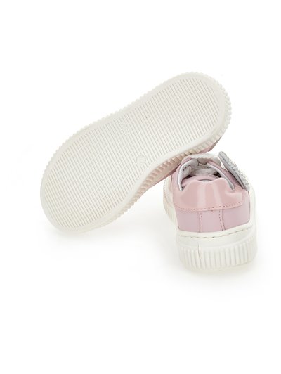Rosa patentlær sneakers med runde tær, hvite gummisåler, teksturerte grep og dekorative detaljer på snøringene.