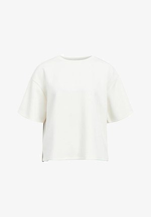 Valge lühikeste varrukatega cropped-t-särk, mis on valmistatud pehmest kangast, ümmarguse kaelusega, laiade lühikeste varrukatega ja külgedel lõhedega mugavuse tagamiseks.