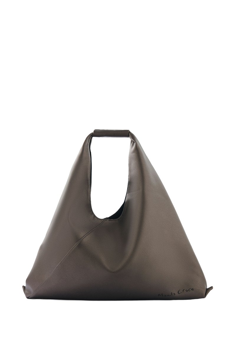 Borsa in pelle marrone con una forma curva unica e un grande manico a arco. Presenta dettagli di cucitura sottili e una base piatta per la stabilità.
