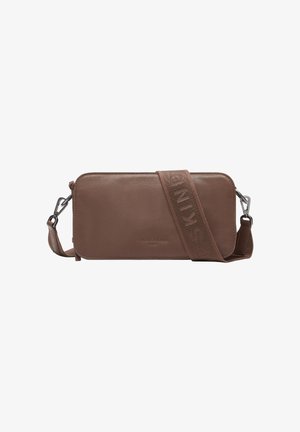 Bruine leren clutch met een rechthoekige vorm, voorzien van een gestructureerde band met het label "LIEBESKIND" en zilveren hardwareaccenten.