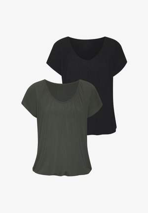 Kaksi lyhythihaista toppia esillä. Toinen on musta ja toinen tummanvihreä. Molemmissa on V-pääntie ja poimutettu pinta edessä.