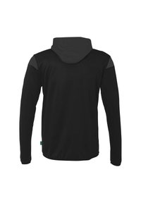 Sort hættetrøje med lange ærmer, der har et tekstureret stof, kontrasterende skulderaccenter og en snøre i hætten. Rent og enkelt design.