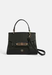 Zwarte leren handtas met een gestructureerde vorm, bovenhandvat, afneembare schouderriem, gouden hardware en een sluiting aan de voorkant.