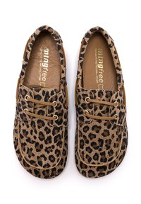 Zapatos sin cordones con estampado de leopardo, exterior suave de ante, detalles en marrón, forro de cuero sintético y herrajes en tono dorado.
