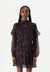 Vestido preto com padrão paisley, com mangas longas transparentes e detalhes com babados. Apresenta um decote alto e uma cintura ajustada com uma saia rodada.