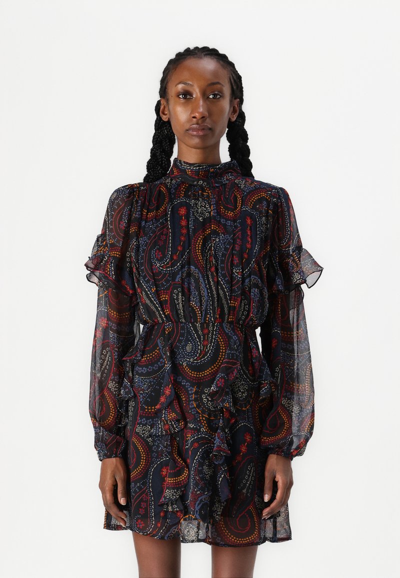 Vestido preto com padrão paisley, com mangas longas transparentes e detalhes com babados. Apresenta um decote alto e uma cintura ajustada com uma saia rodada.