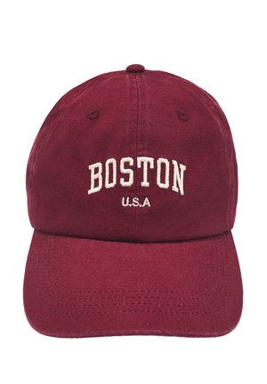 Dunkelrotes Baseball-Cap mit weiß besticktem Schriftzug "Boston U.S.A." auf dem vorderen Mittelpanel.
