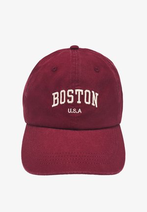 Bordeauxfarvet kasket med hvidt broderet tekst 'Boston U.S.A.' på frontens midterpanel.