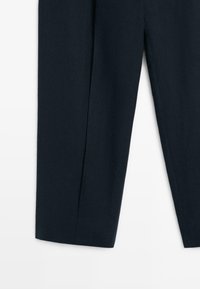 Pantalon bleu marine à jambes droites avec un pli marqué sur chaque jambe, présenté sur un fond blanc.
