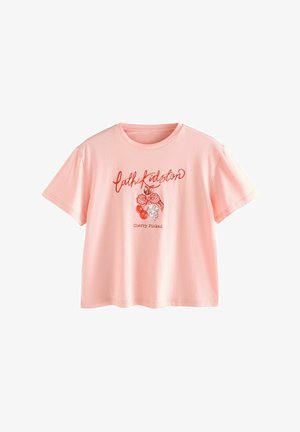 Světle růžové tričko s krátkými rukávy a kulatým výstřihem, zdobené červenými květinovými motivy a nápisem „Cherry Picked“ pod nimi.