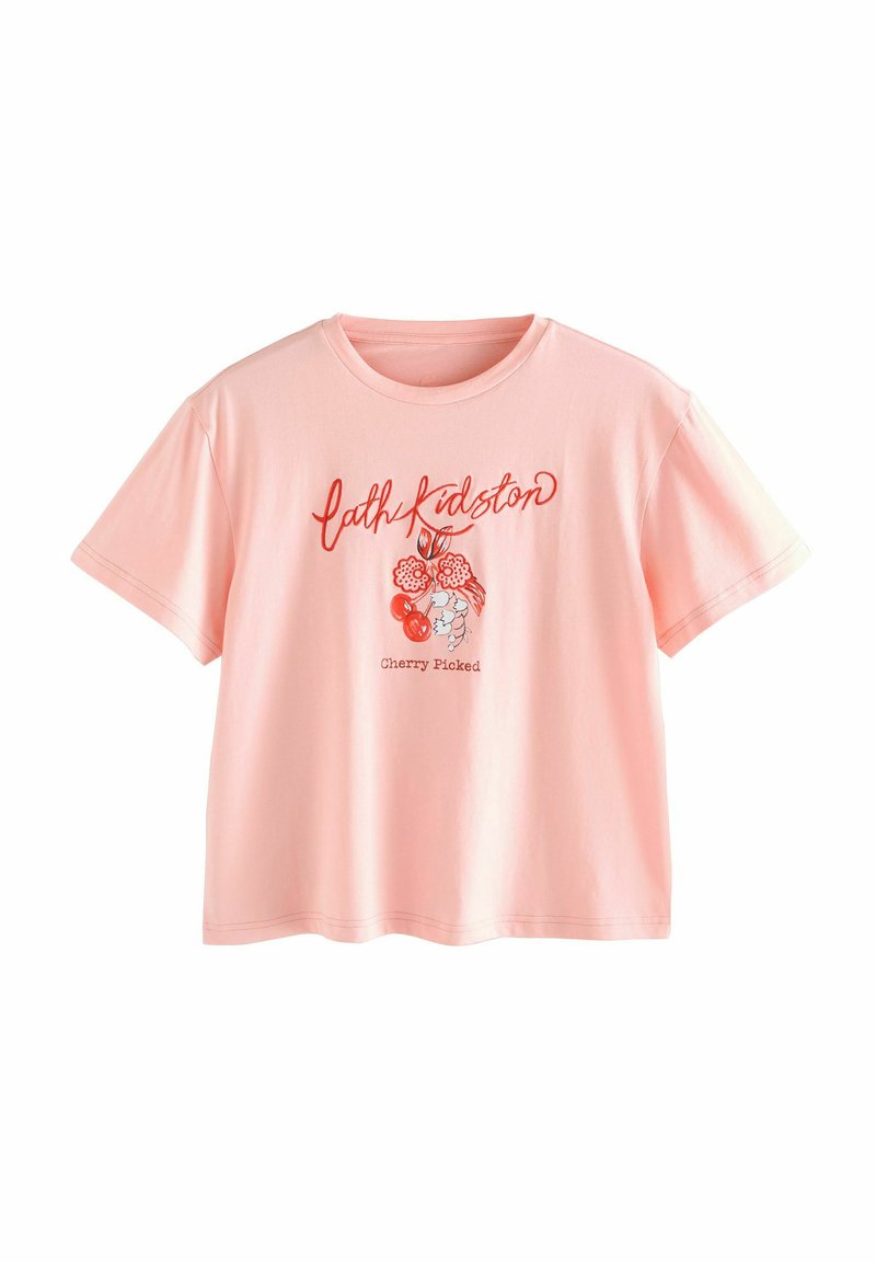 Šviesiai rožinė medvilninė marškinėliai trumpomis rankovėmis. Apipavidalinti raudonu grafiniu tekstu "Cath Kidston" ir iliustracija su vyšniomis bei gėlėmis.