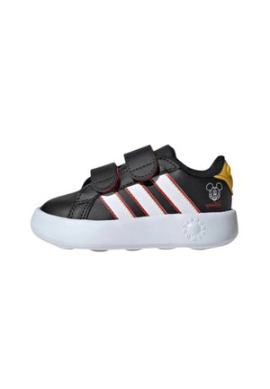 Zapatillas de cuero negro con acentos en blanco y rojo, dos correas de Velcro, suela blanca redondeada y talón amarillo, con un gráfico de Mickey Mouse.