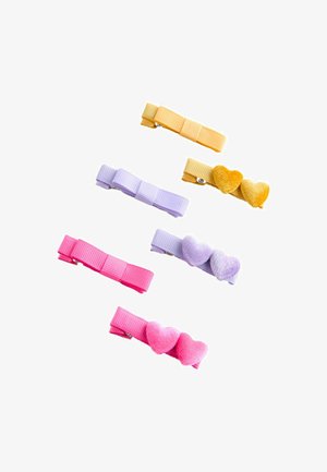 Fünf Haarklemmen in Pink, Lavendel, Gelb und Lila; jede verfügt über ein strukturiertes Banddesign mit Herz-Akzenten auf zwei Klemmen.