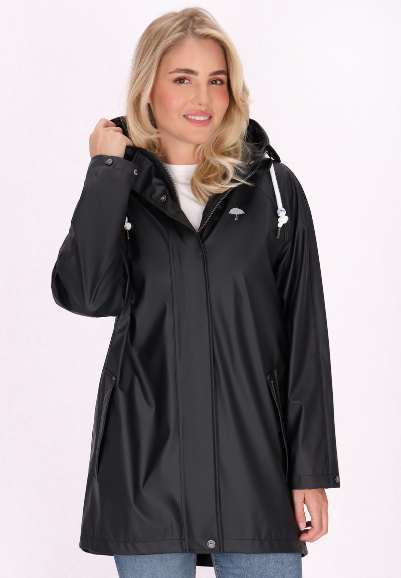 Imperméable noir avec capuche, poches latérales et un logo d'ombrelle argenté sur la poitrine. Présente une texture lisse et des cordons réglables.