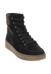 Zwarte suede hoge sneakers met een dikke, getextureerde bruine zool, zwarte veters en een gevoerde tricot kraagdetail.