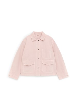 Lyserød jakke med knapper og krave, to klaplommer foran, en brystlomme og lange ærmer med knaplukning ved manchetten.