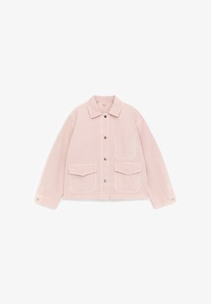 Lyserød jakke med knapper og krave, to klaplommer foran, en brystlomme og lange ærmer med knaplukning ved manchetten.